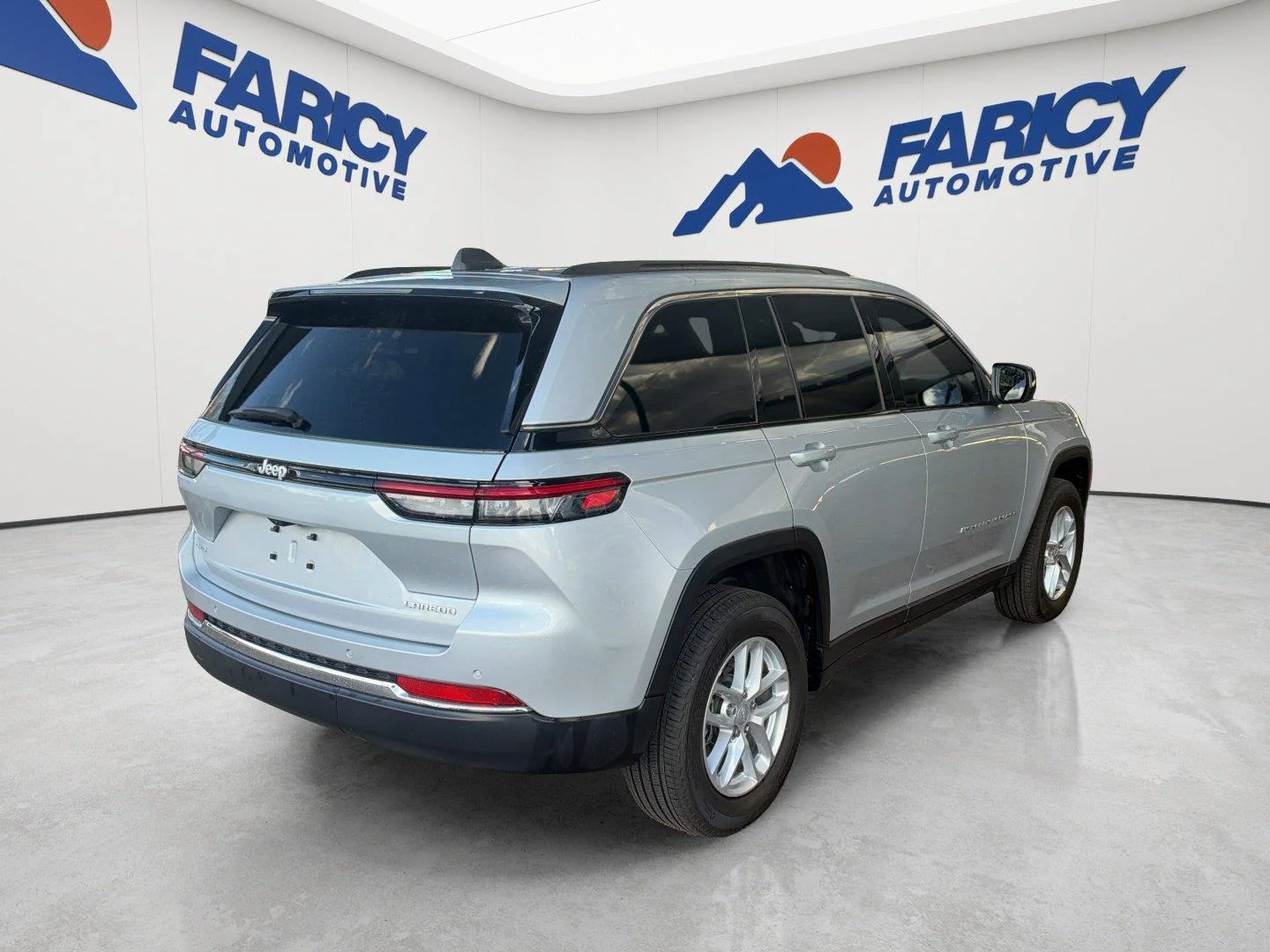 Used 2024 Silver Zynith Jeep Laredo X image 5