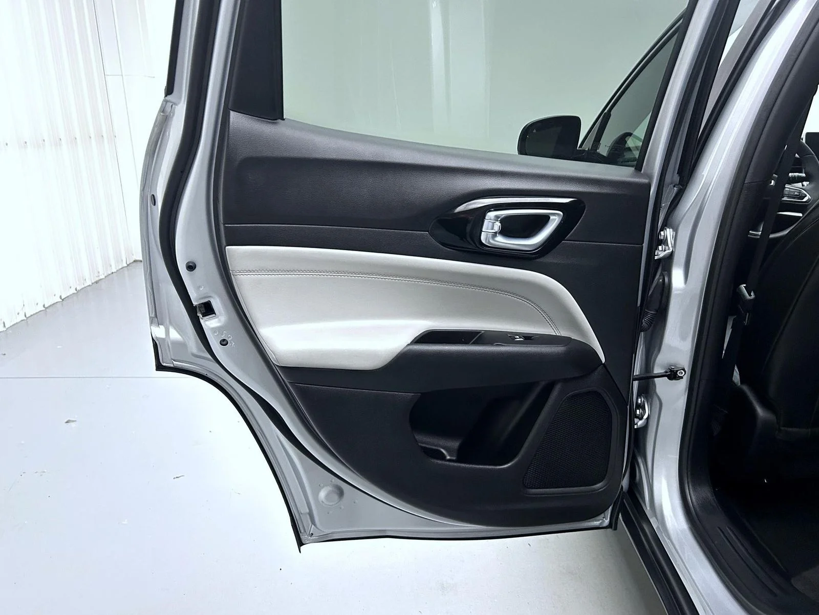 Used 2025 Silver Jeep Limited image 20
