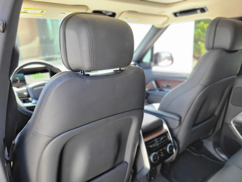 Used 2024 White Land Rover SE image 12