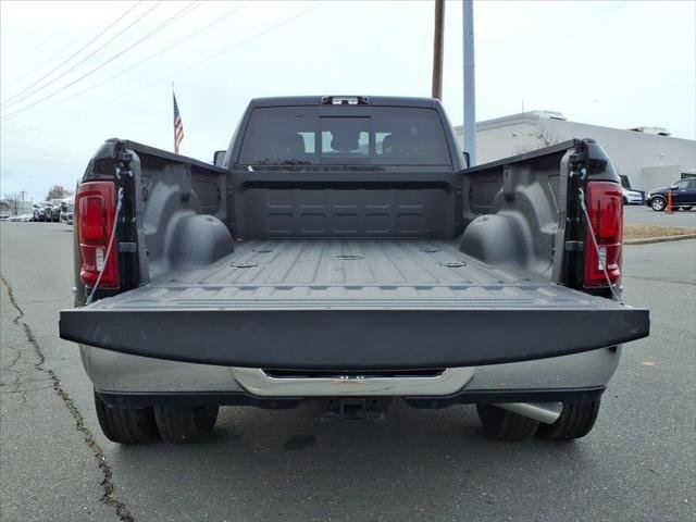 New 2026 Diamond Black Crystal Pearl-Coat Exterior Paint RAM TRADESMAN image 23