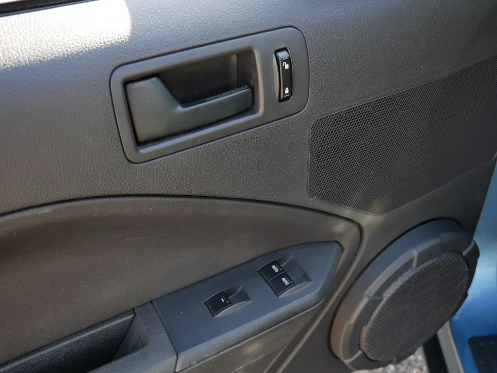 Used 2006  Ford V6 Premium image 17