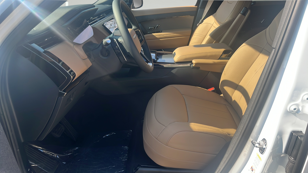 New 2026 White Land Rover SE image 5