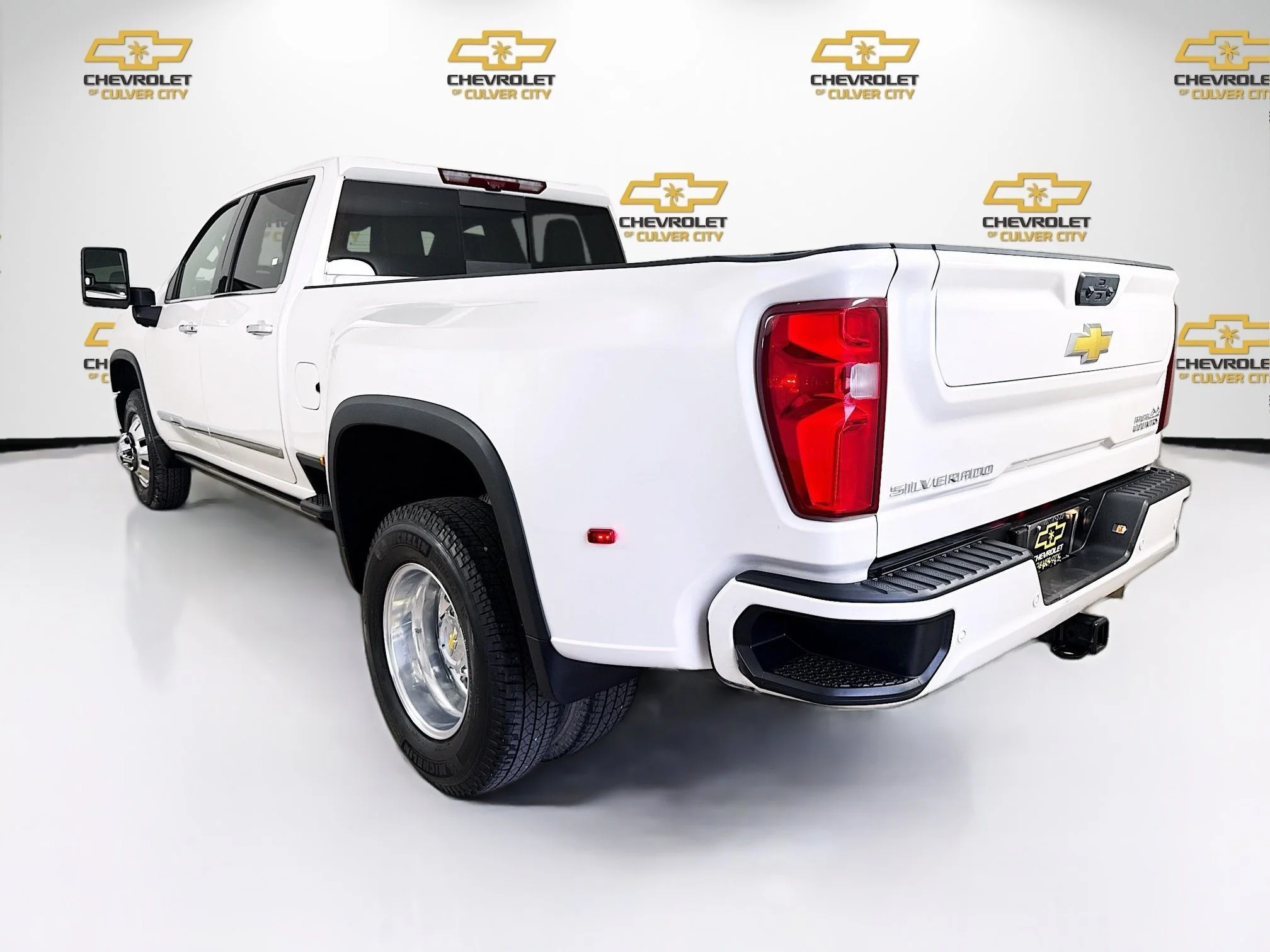 Used 2024 Iridescent Pearl Tricoat Chevrolet High Country DRW image 6
