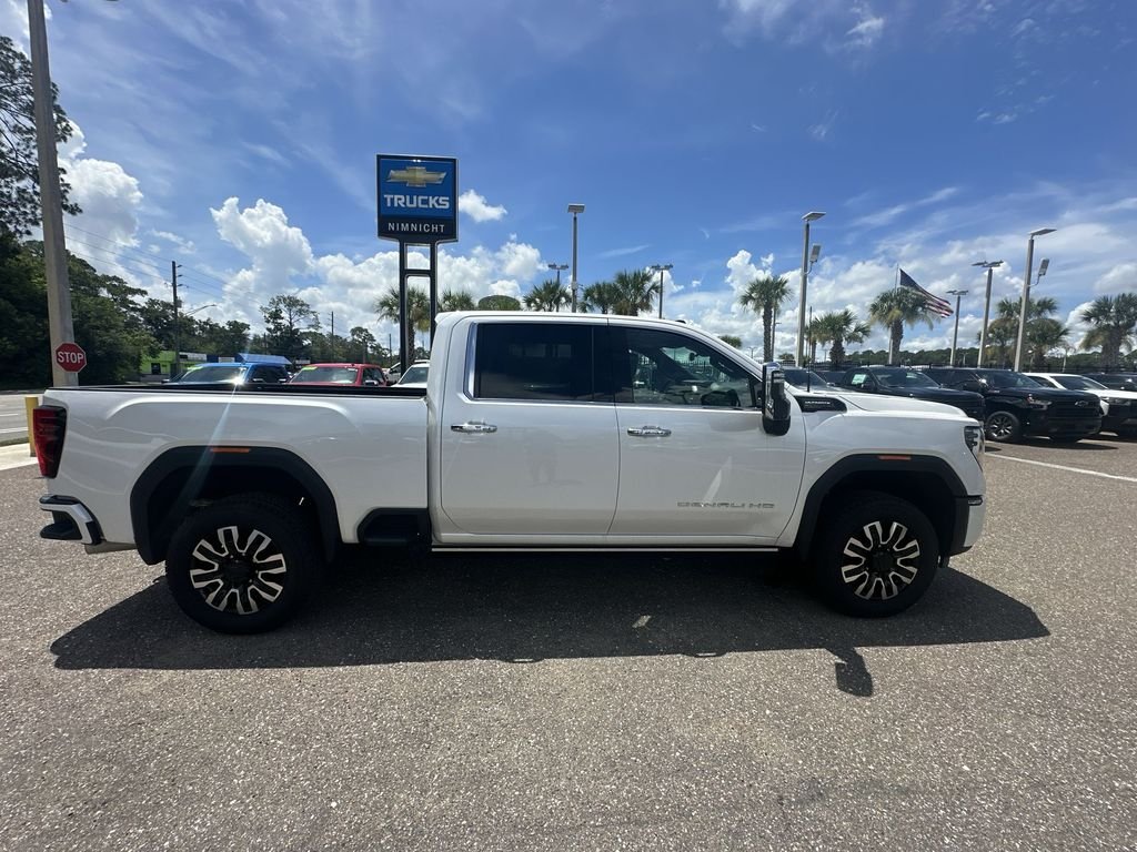 Used 2024 White Frost Tricoat GMC Denali Ultimate image 17