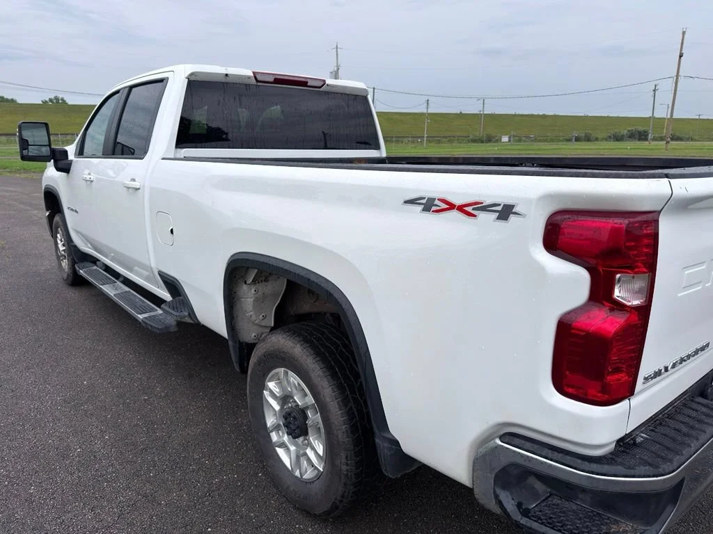 Used 2025 Summit White Chevrolet LT image 10
