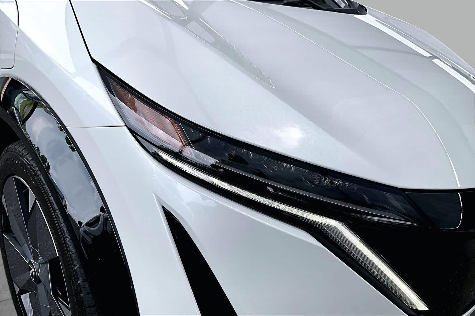 Used 2023 Everest White Pearl Tricoat/Black Diamond Pearl Nissan PLATINUM+ image 27