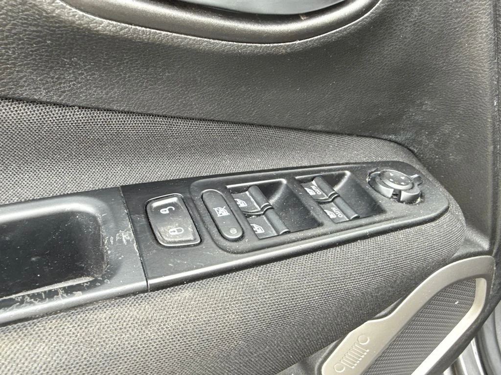Used 2021 Gray Jeep Latitude image 9