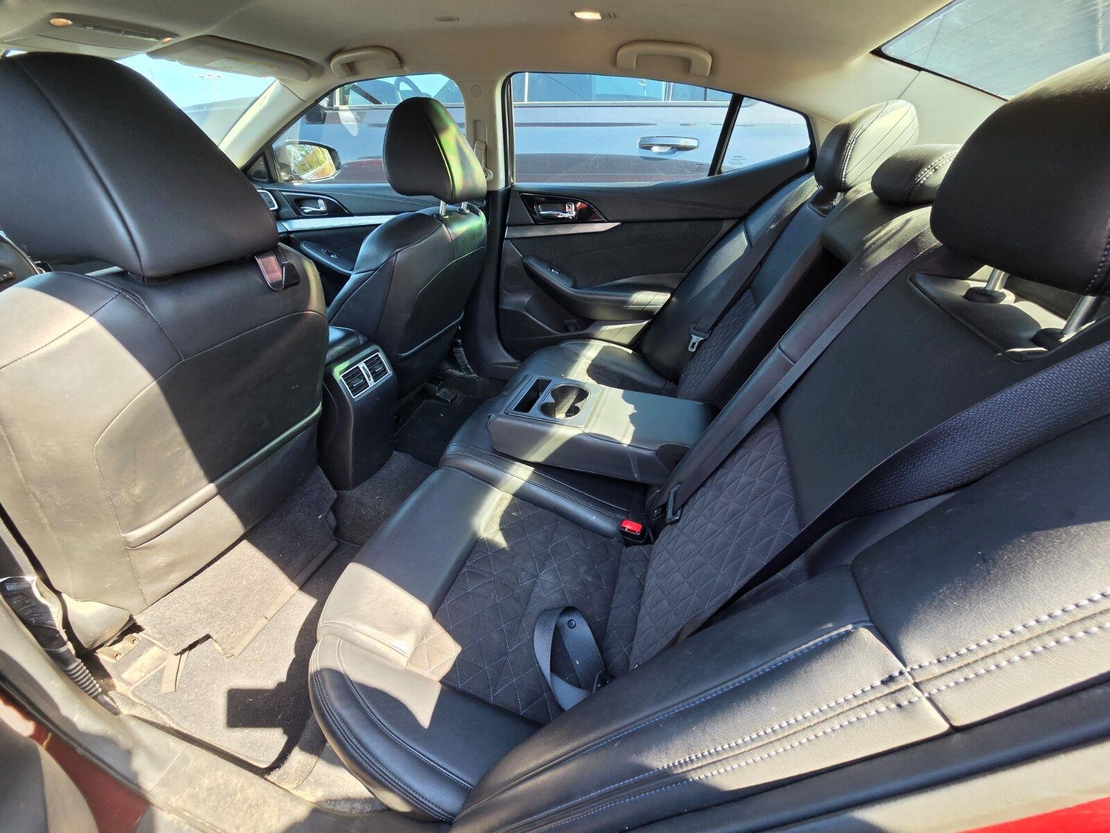 Used 2016 Red Nissan 3.5 SR image 9