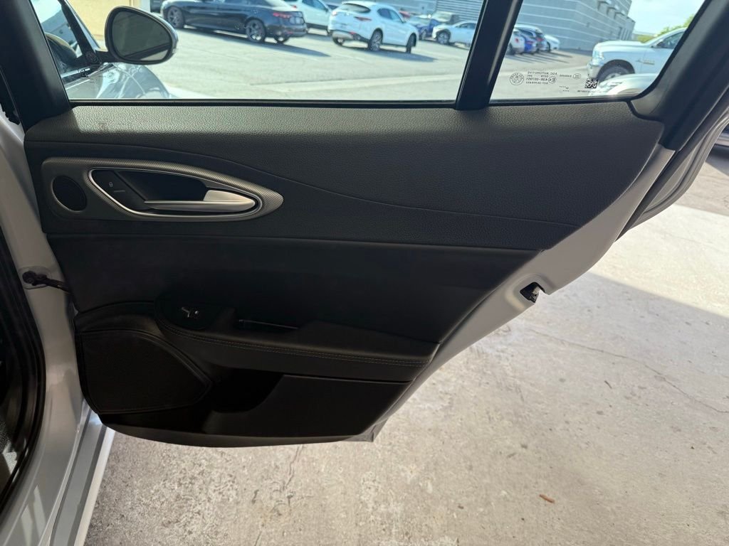New 2025 Moonlight Gray Metallic Exterior Paint Alfa Romeo Base image 14