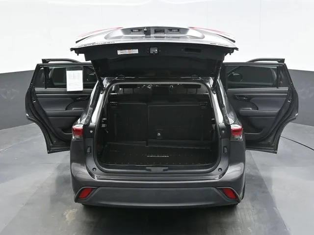 2022 Toyota Highlander LE - Photo 27
