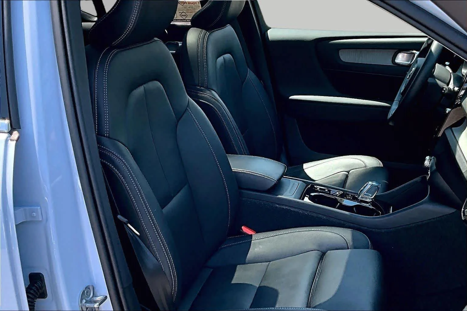 Pre-Owned 2024 Volvo XC40 Plus Bright Theme