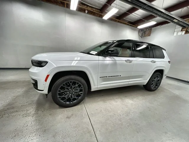 Used 2023 White Jeep Summit image 5