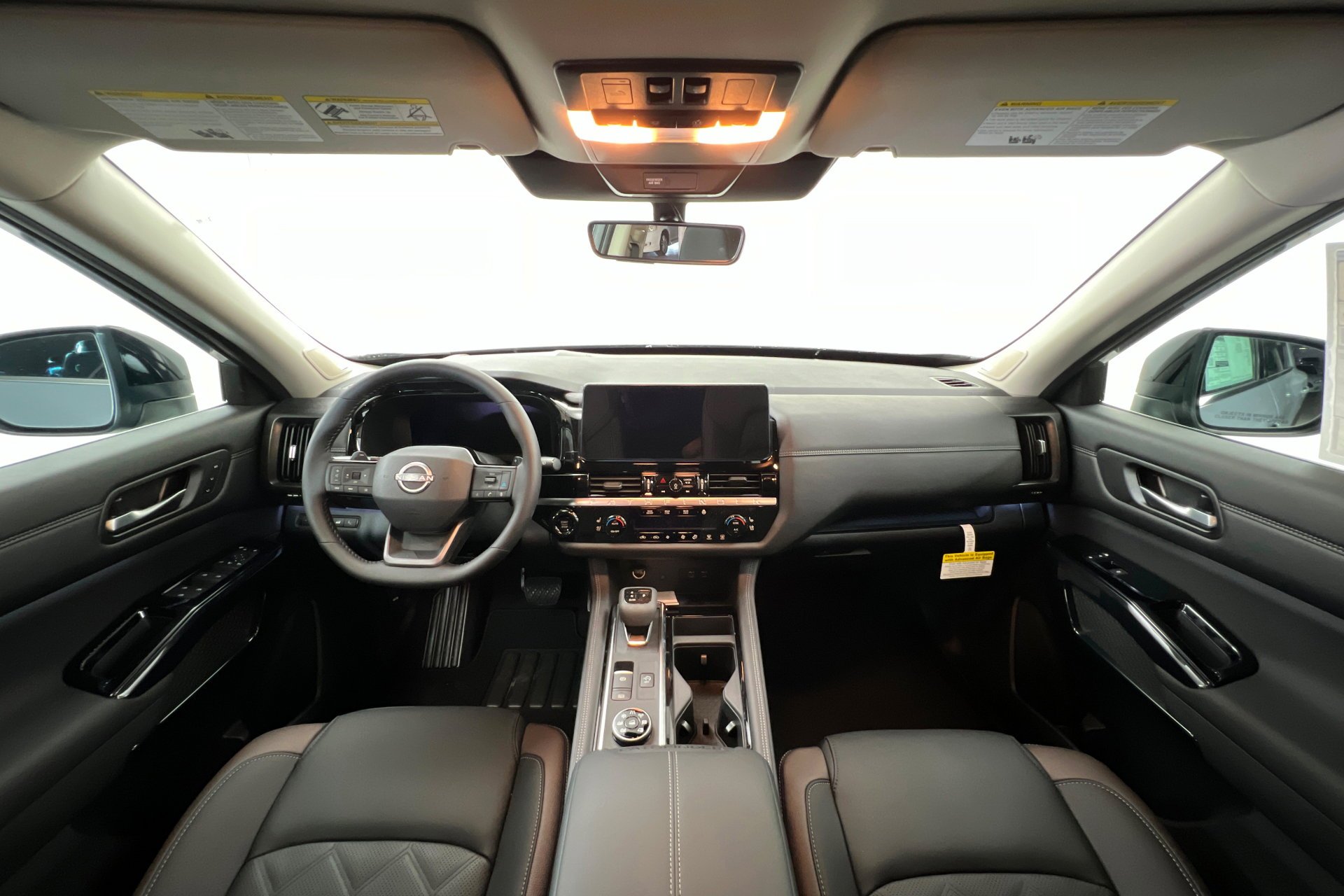 New 2026 Boulder Gray Pearl / Super Black Two-tone Nissan Platinum image 10
