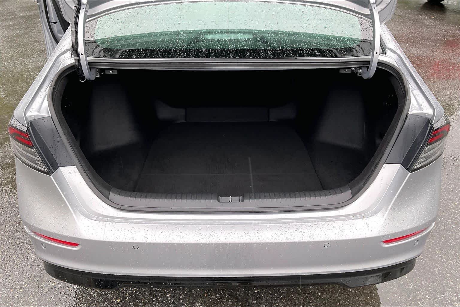 Used 2025 Solar Silver Metallic Honda Touring image 34