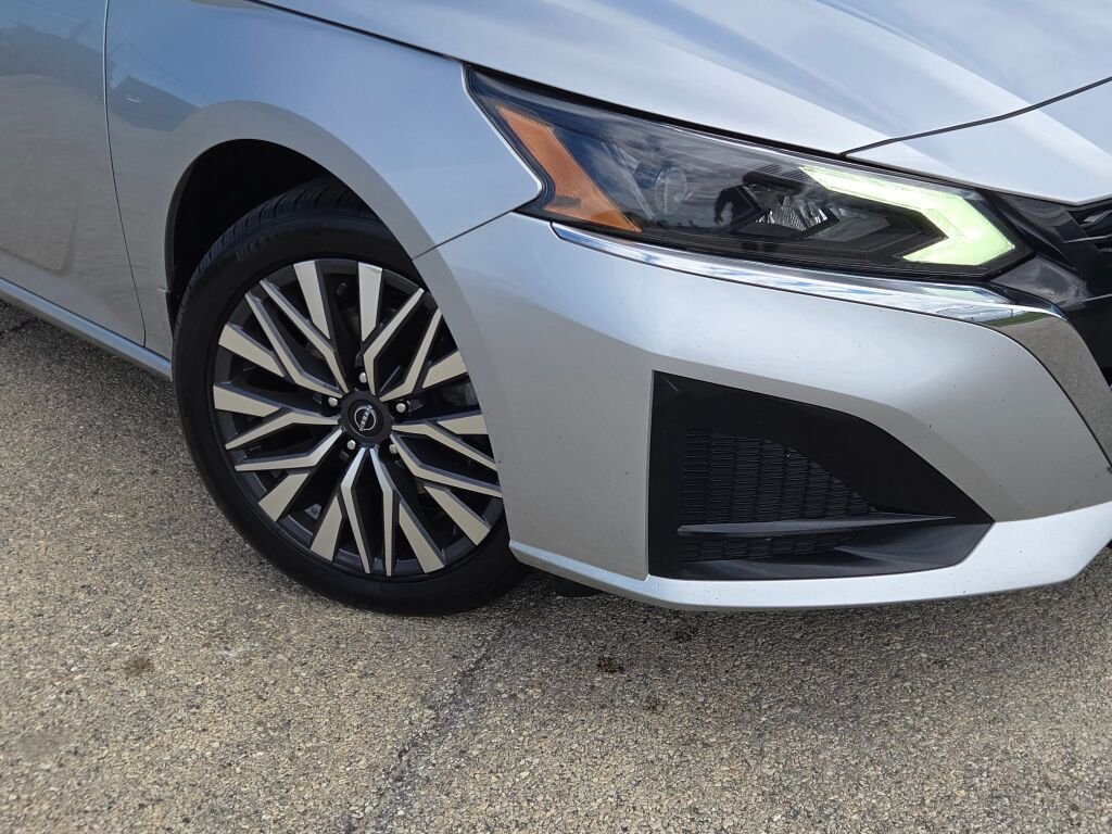 Used 2023 Silver Nissan 2.5 SV image 3