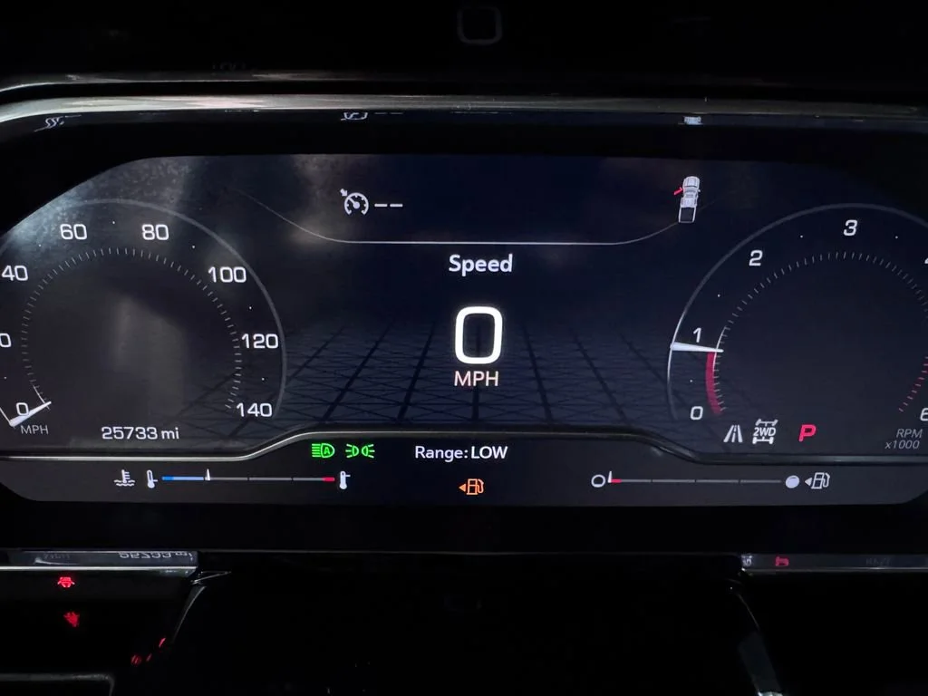 Used 2024 Summit White GMC Elevation image 19
