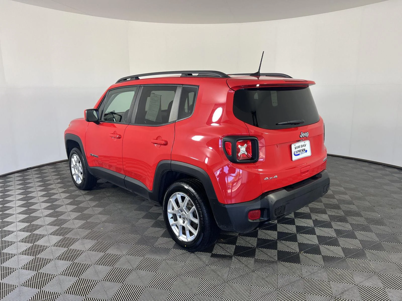Used 2020 Colorado Red Clearcoat Jeep Latitude image 25