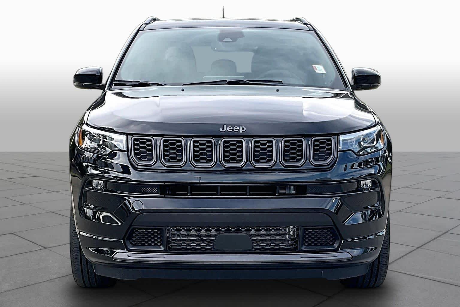 Used 2025 Diamond Black Crystal Pearlcoat Jeep Limited image 4