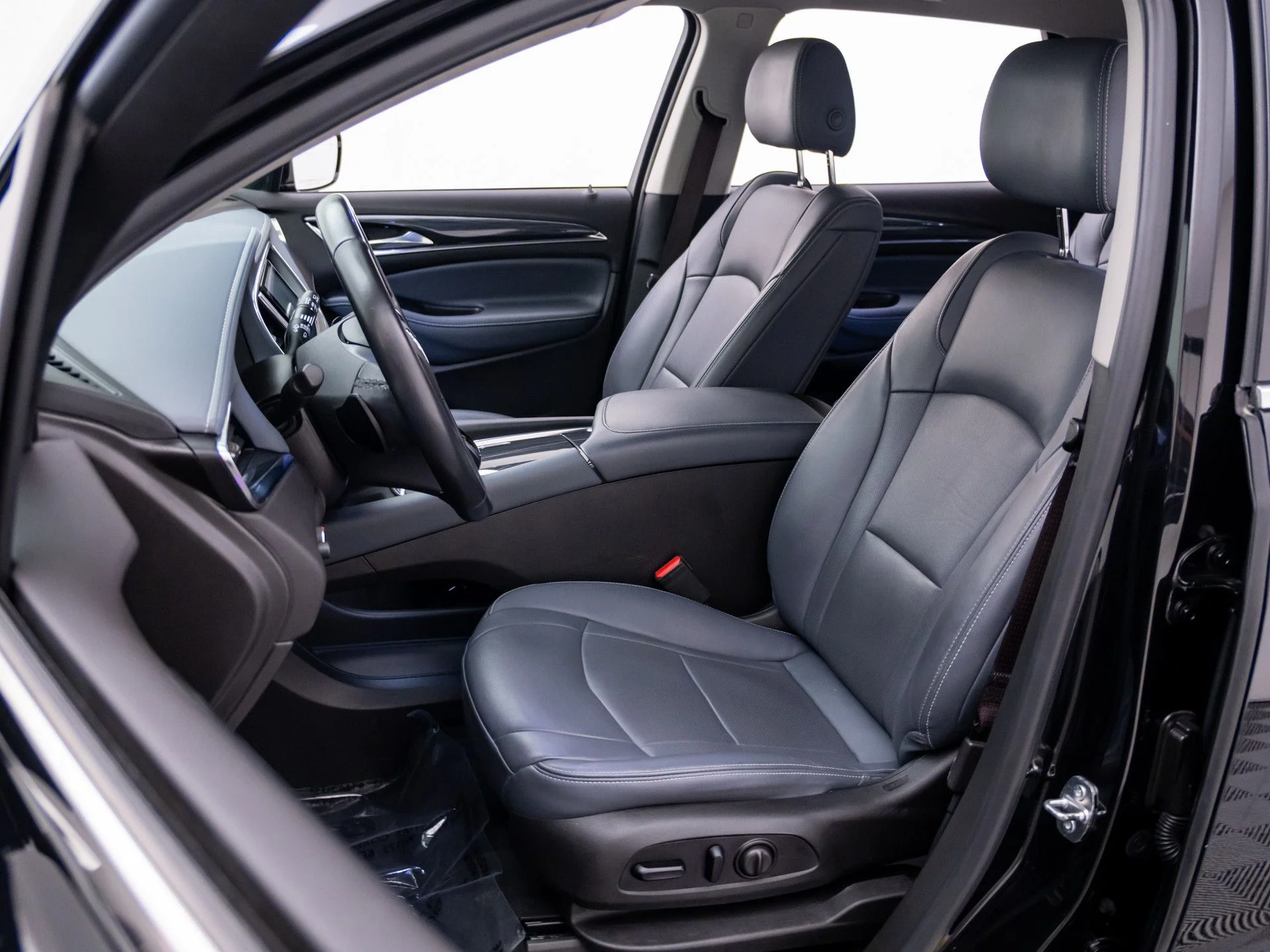 Used 2021 Black Buick Essence image 14