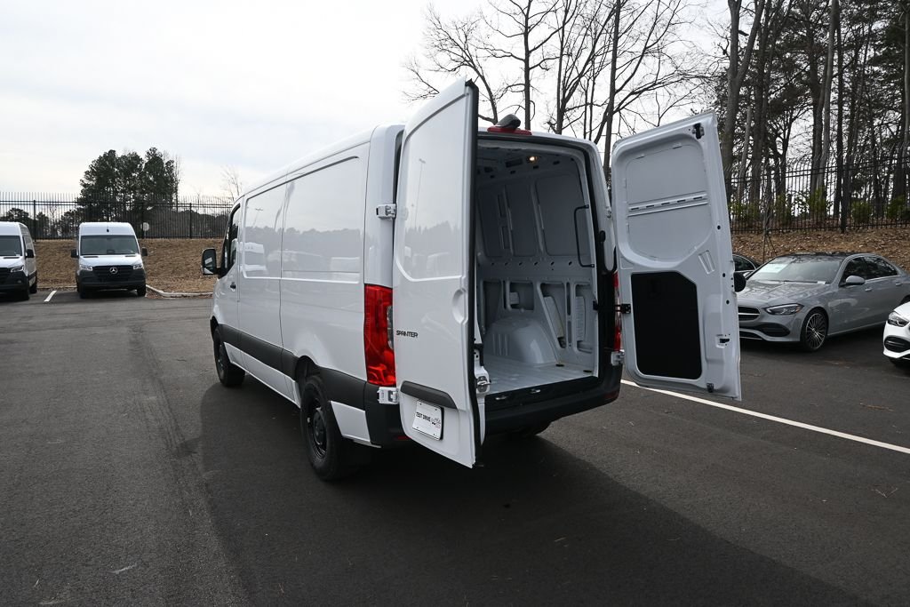 Used 2025  Mercedes-Benz Cargo 144 WB image 28