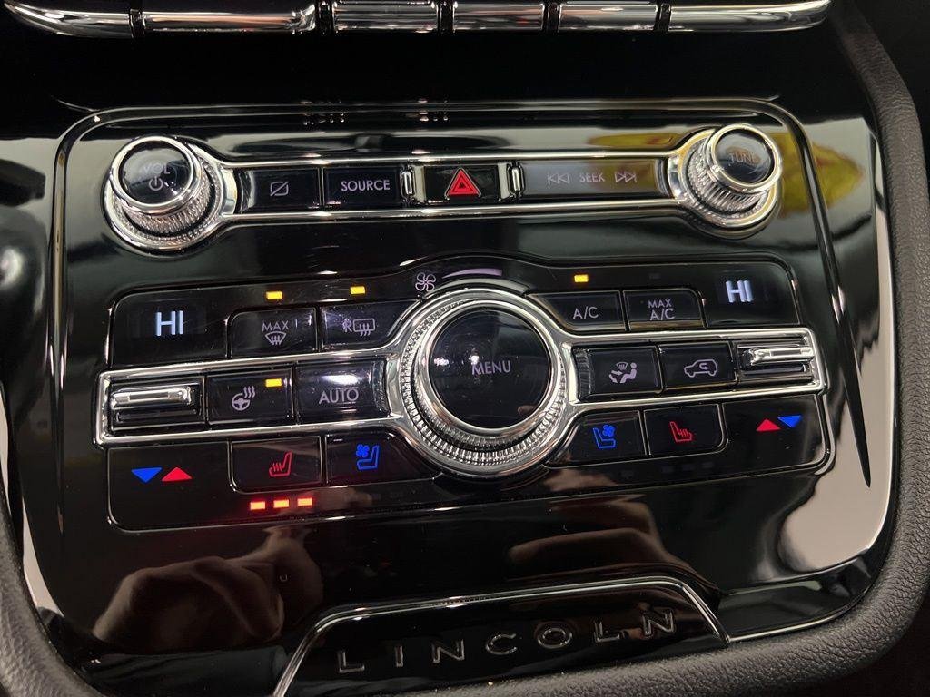 Used 2020 White Lincoln Standard image 16