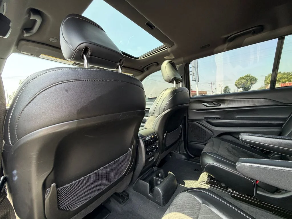Used 2023 Silver Jeep Altitude image 16