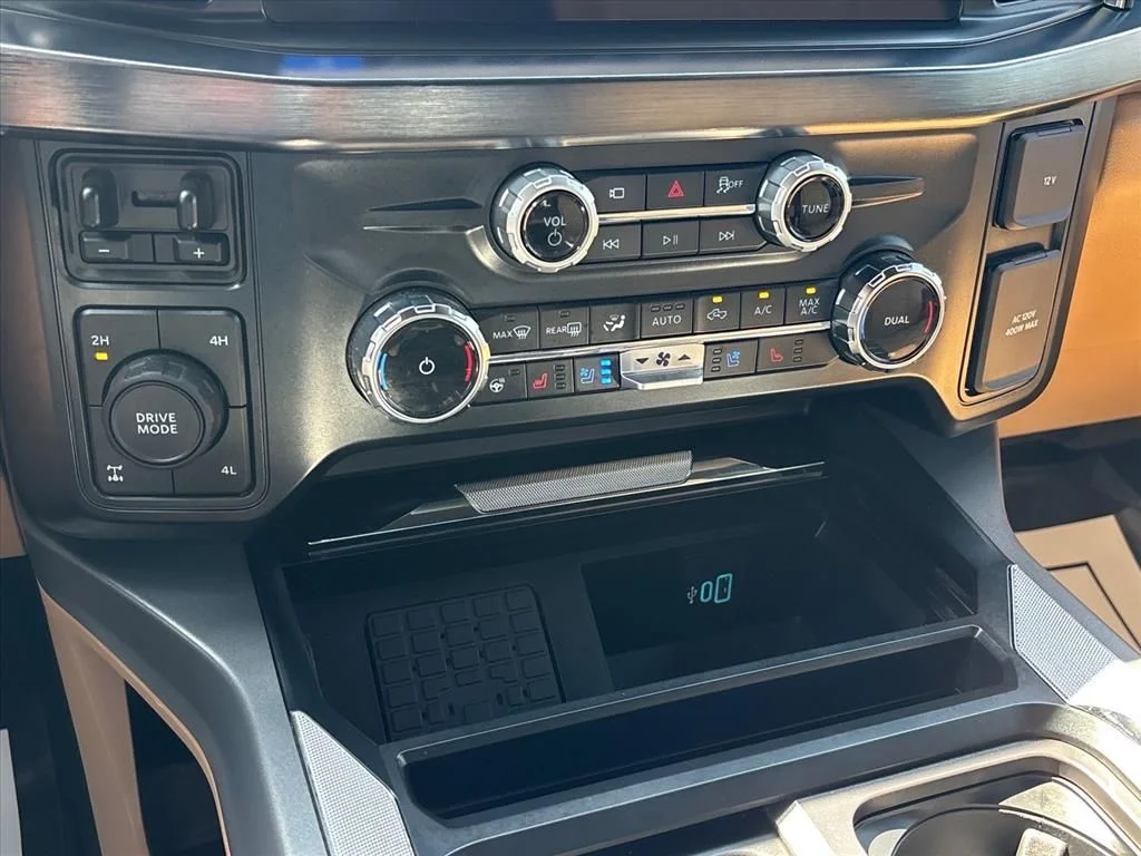 Used 2025 White Ford Lariat image 34
