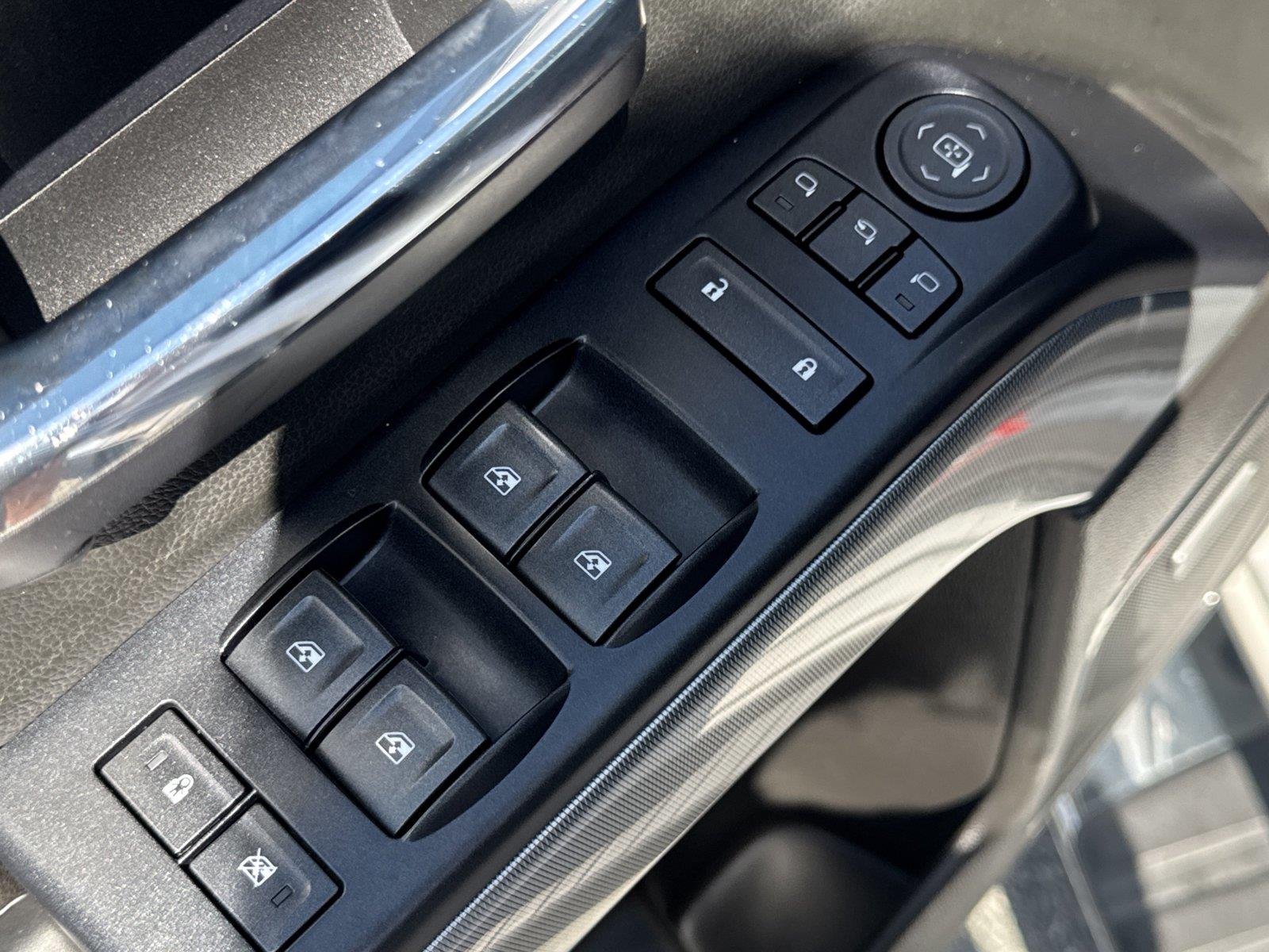 Used 2018 IRIDESCENT PEARL TRICOAT Chevrolet LTZ image 17