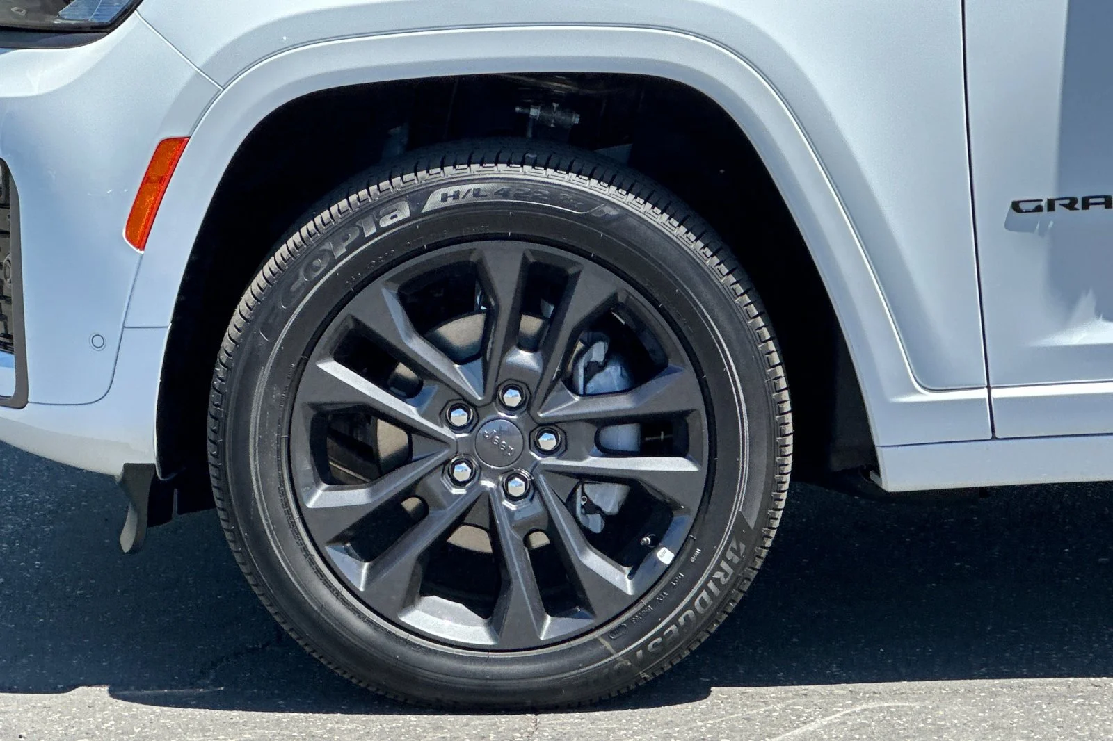 New 2026 Bright White Clear-Coat Exterior Paint Jeep Limited Reserve image 26