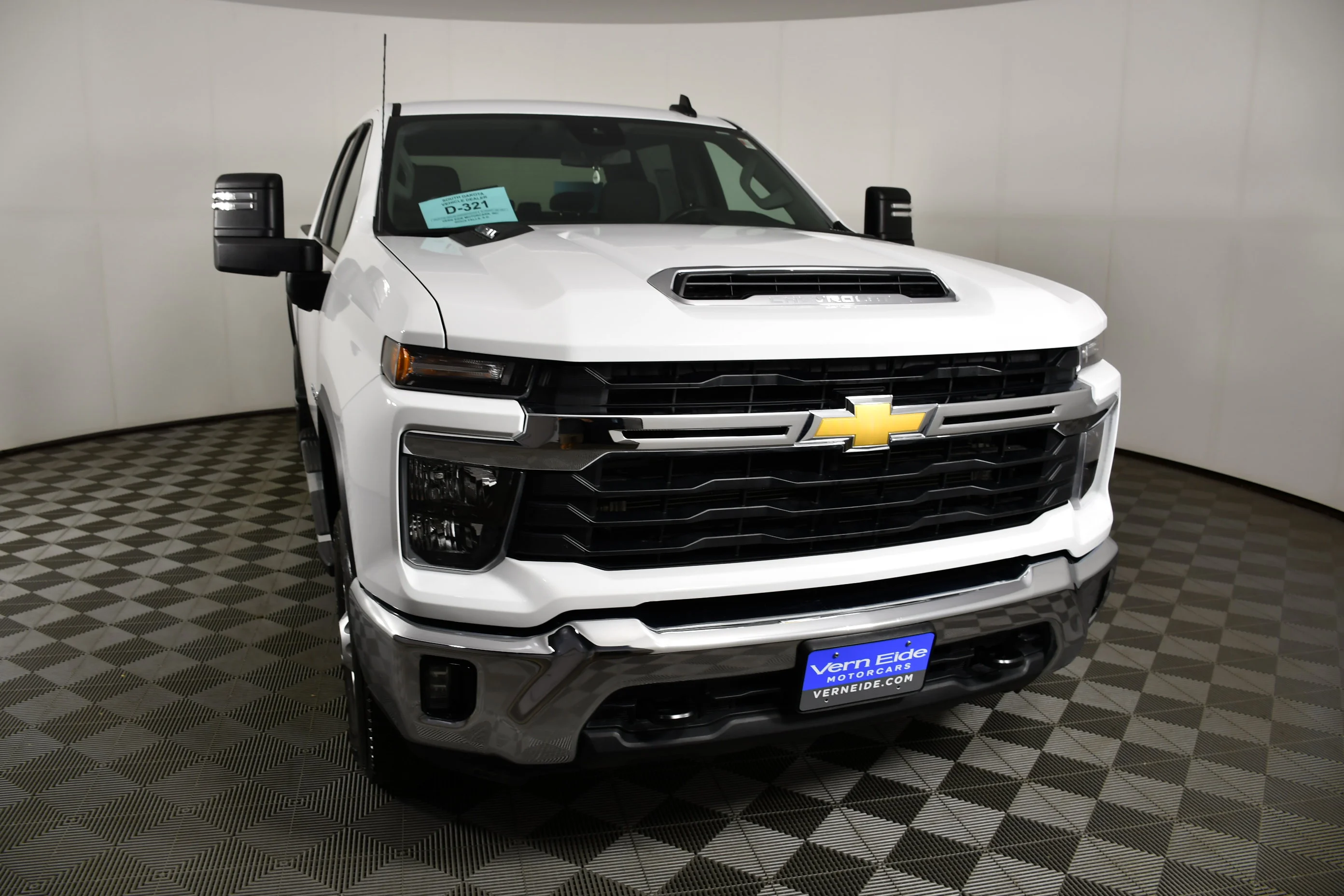 Used 2025 Summit White Chevrolet LT image 3
