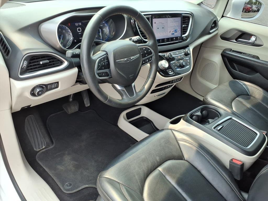 Used 2022 Bright White Clearcoat Chrysler Touring L image 12