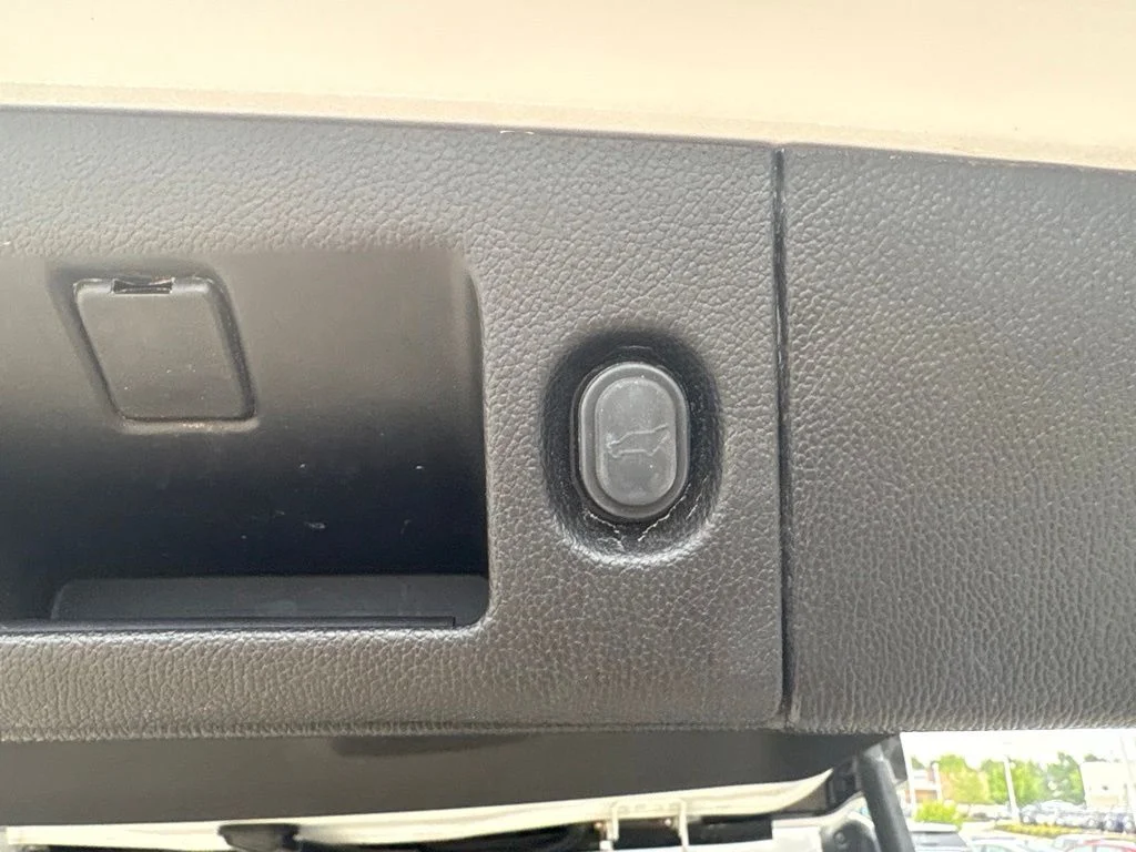 Used 2017 White GMC Denali image 46