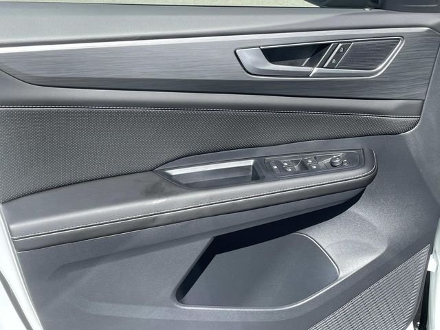 New 2026 White/off-white Volkswagen SE image 20
