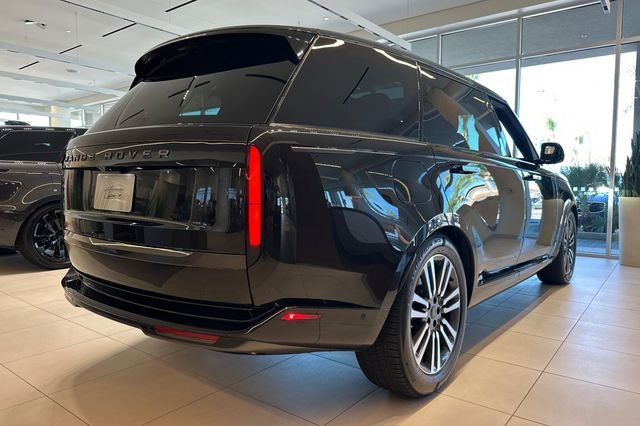 New 2026 Santorini Black Land Rover SE image 5