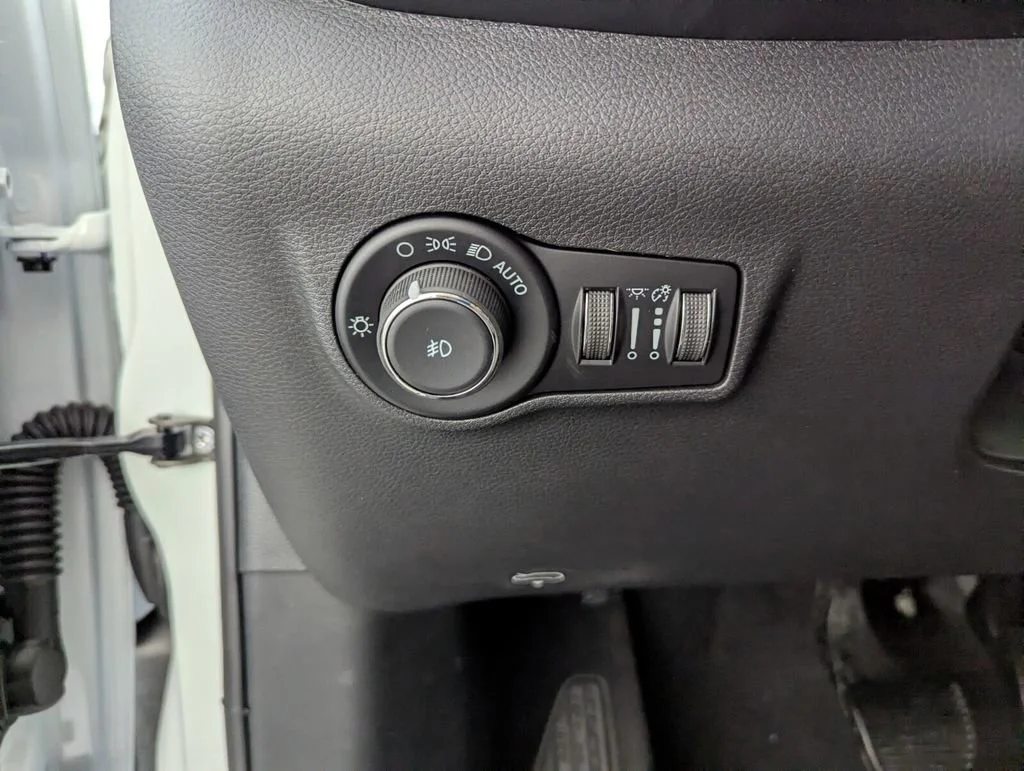 New 2026 Bright White Clear-Coat Exterior Paint Jeep Latitude image 25