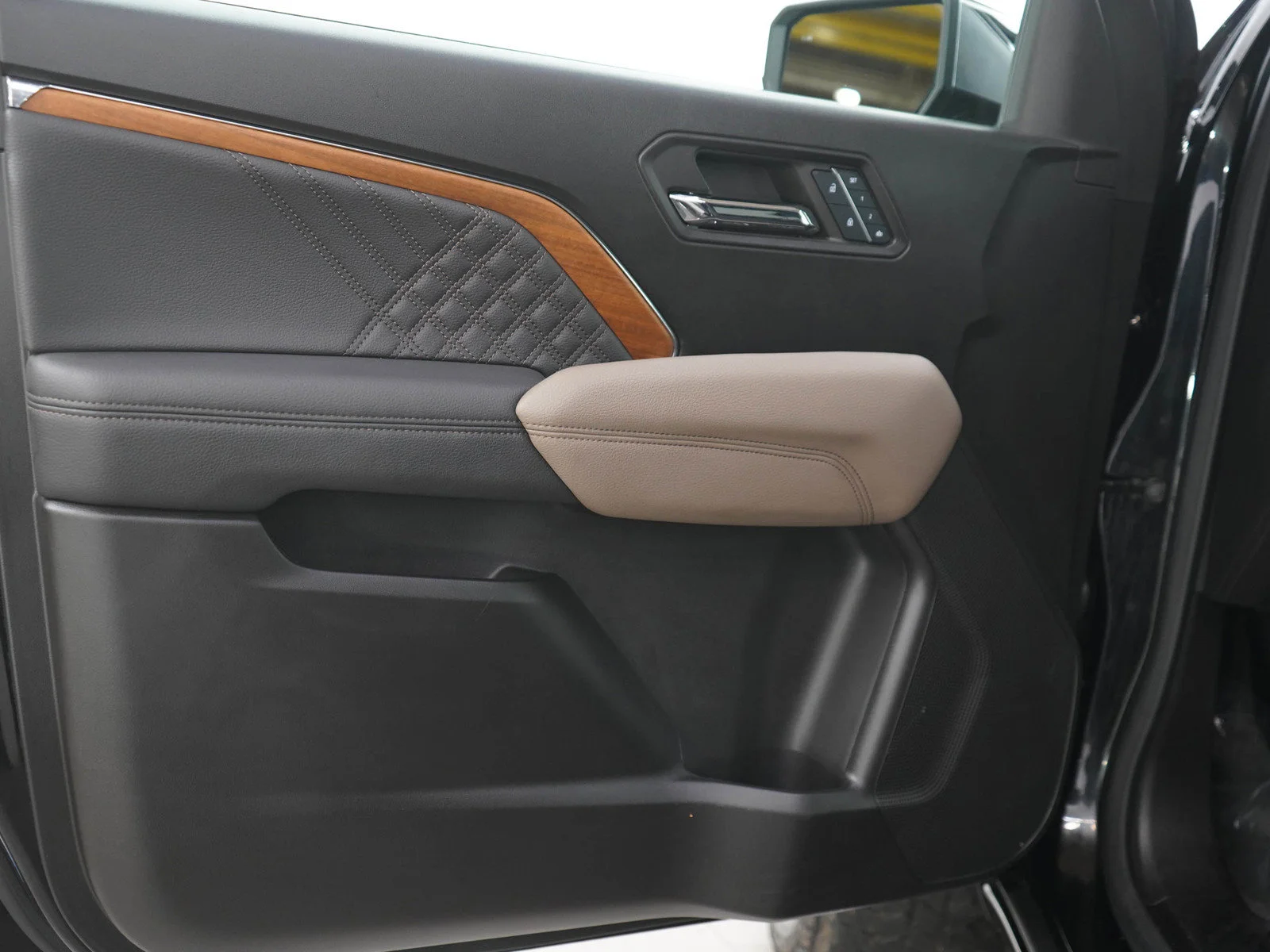 Used 2024 Onyx Black GMC Denali image 17