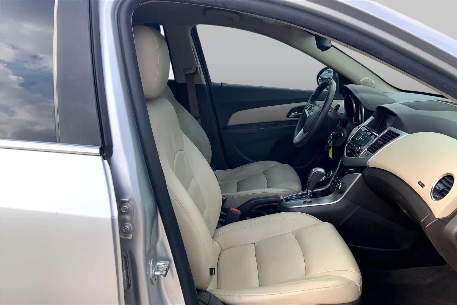 Used 2016 Silver Ice Metallic Chevrolet LT image 9