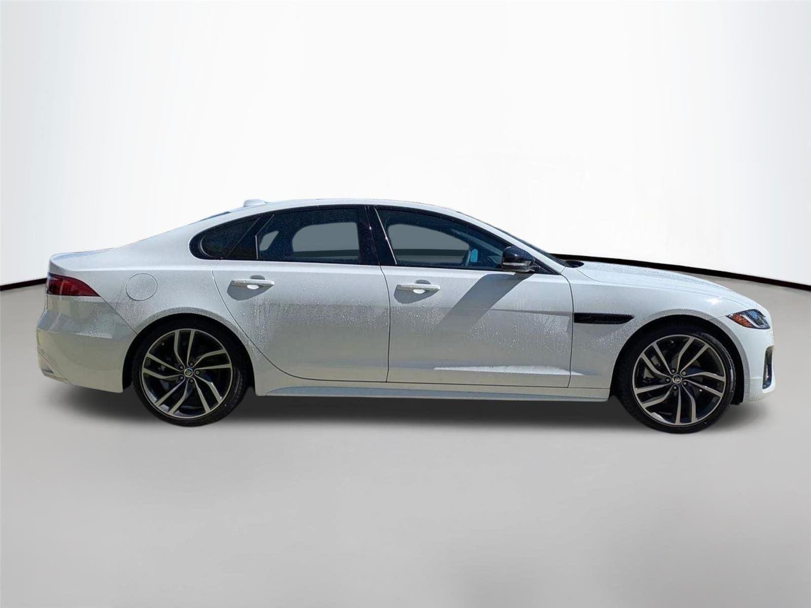 Used 2024 Fuji White Jaguar R-Dynamic SE image 4
