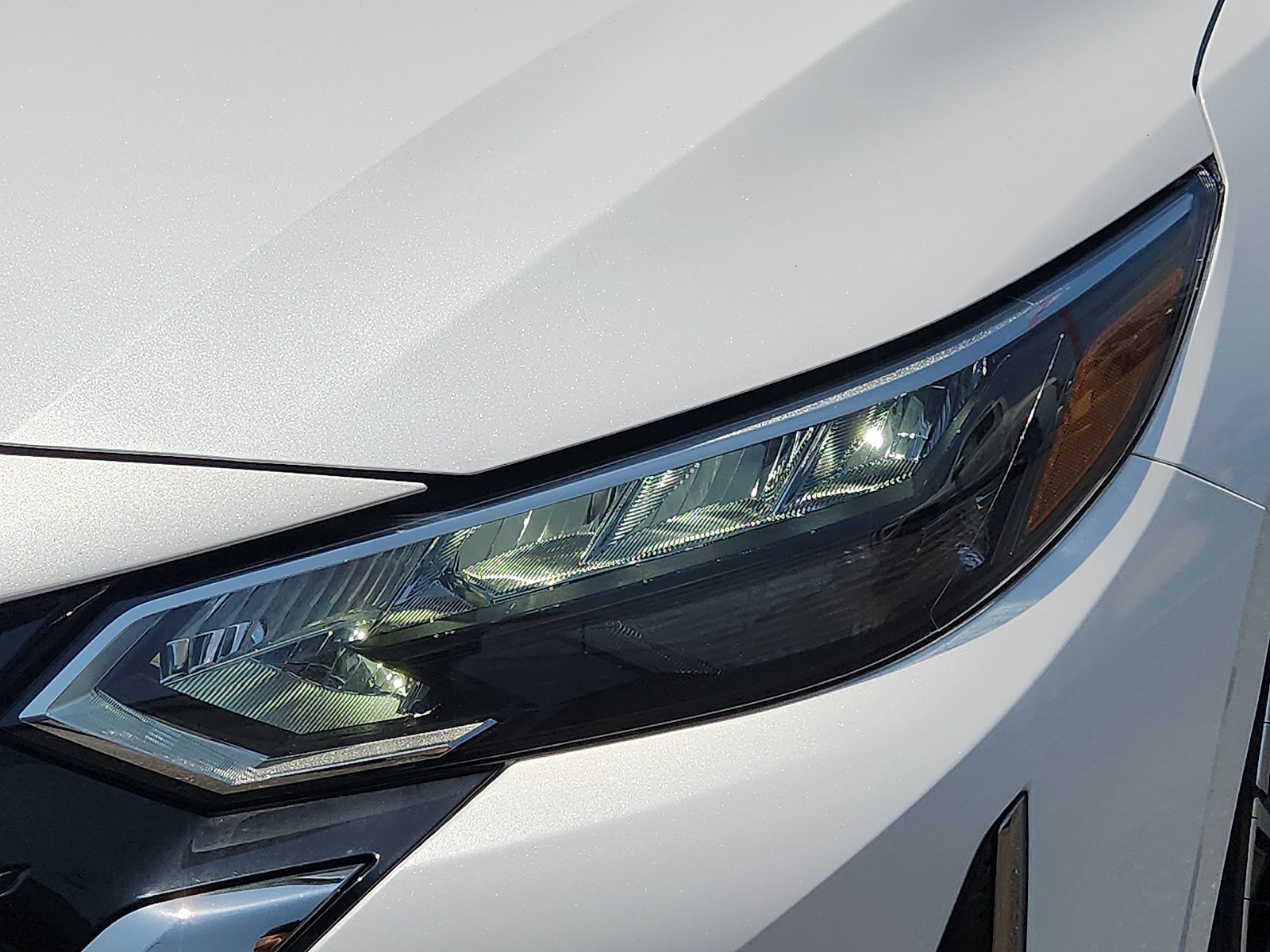 Used 2025 Aspen White Tricoat/Super Black Nissan SR image 9
