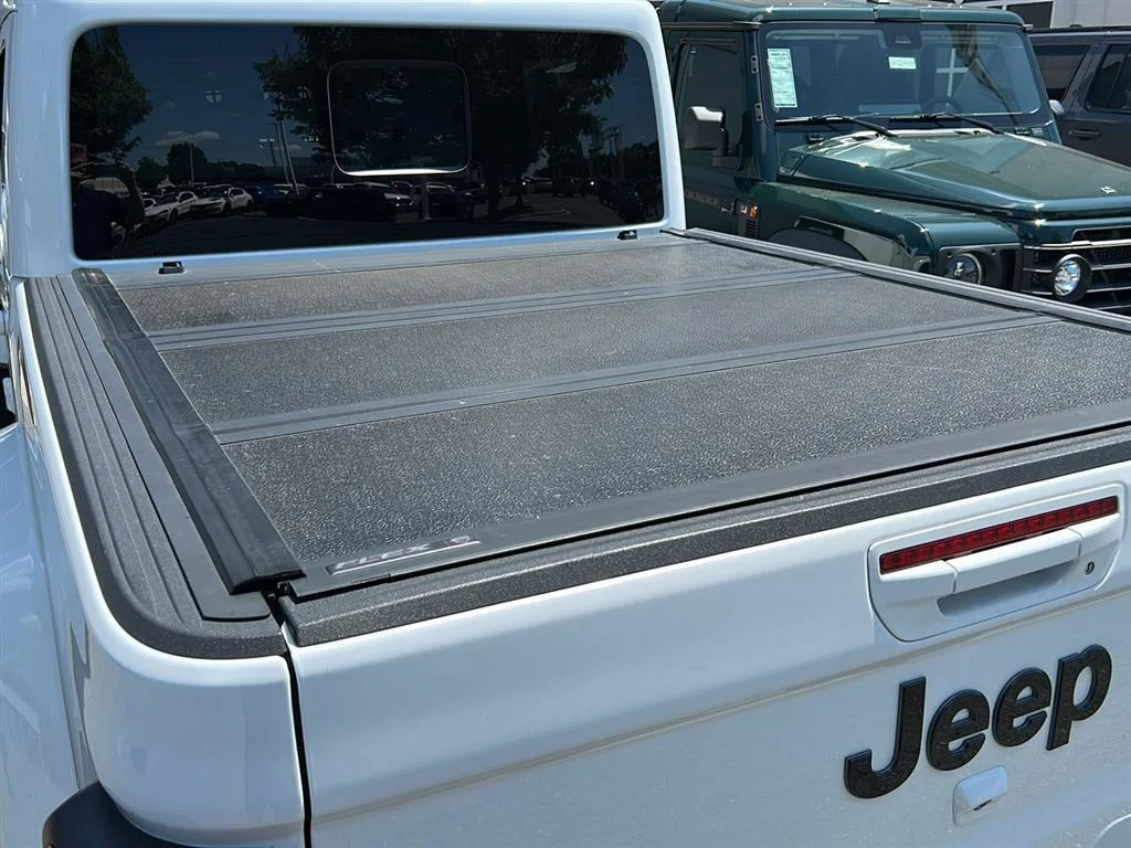 Used 2021 BRIGHT WHITE CLEARCOAT JEEP OVRLND image 11