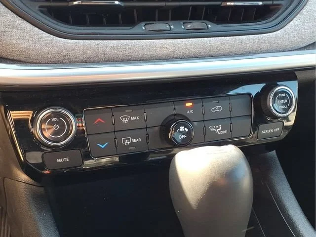 Used 2024  Jeep Latitude image 10