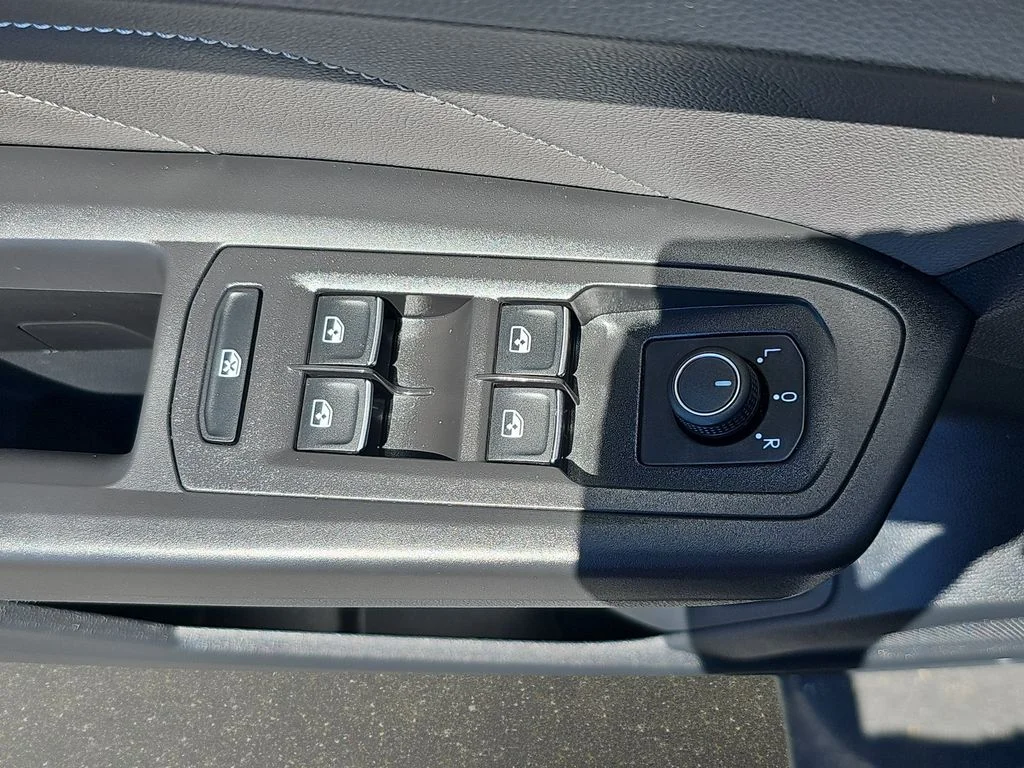 Used 2023  Volkswagen 2.0T SE w/Technology image 31