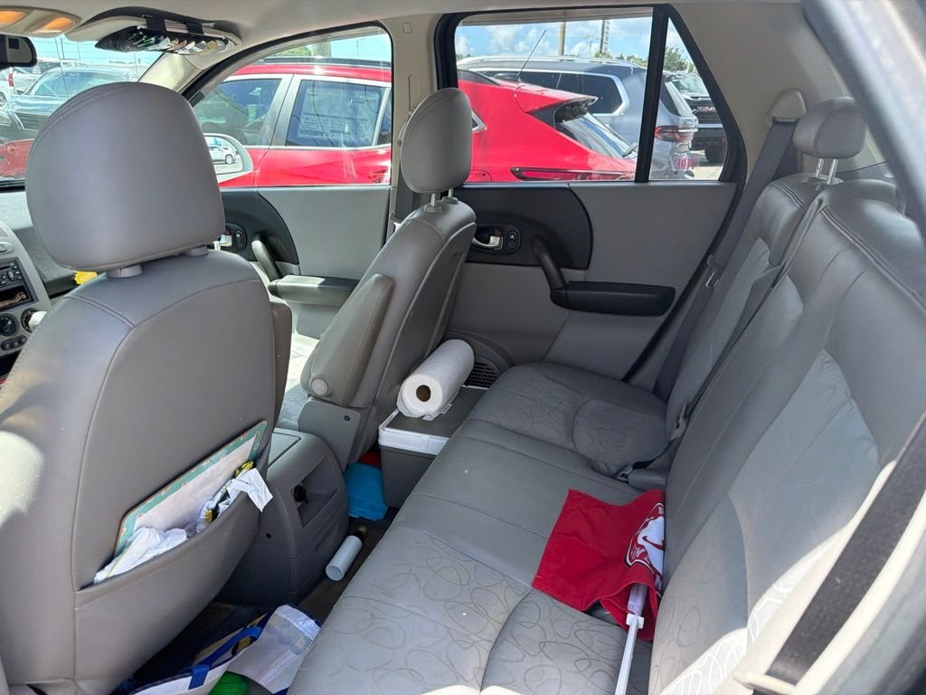 Used 2005 White Saturn V6 image 7