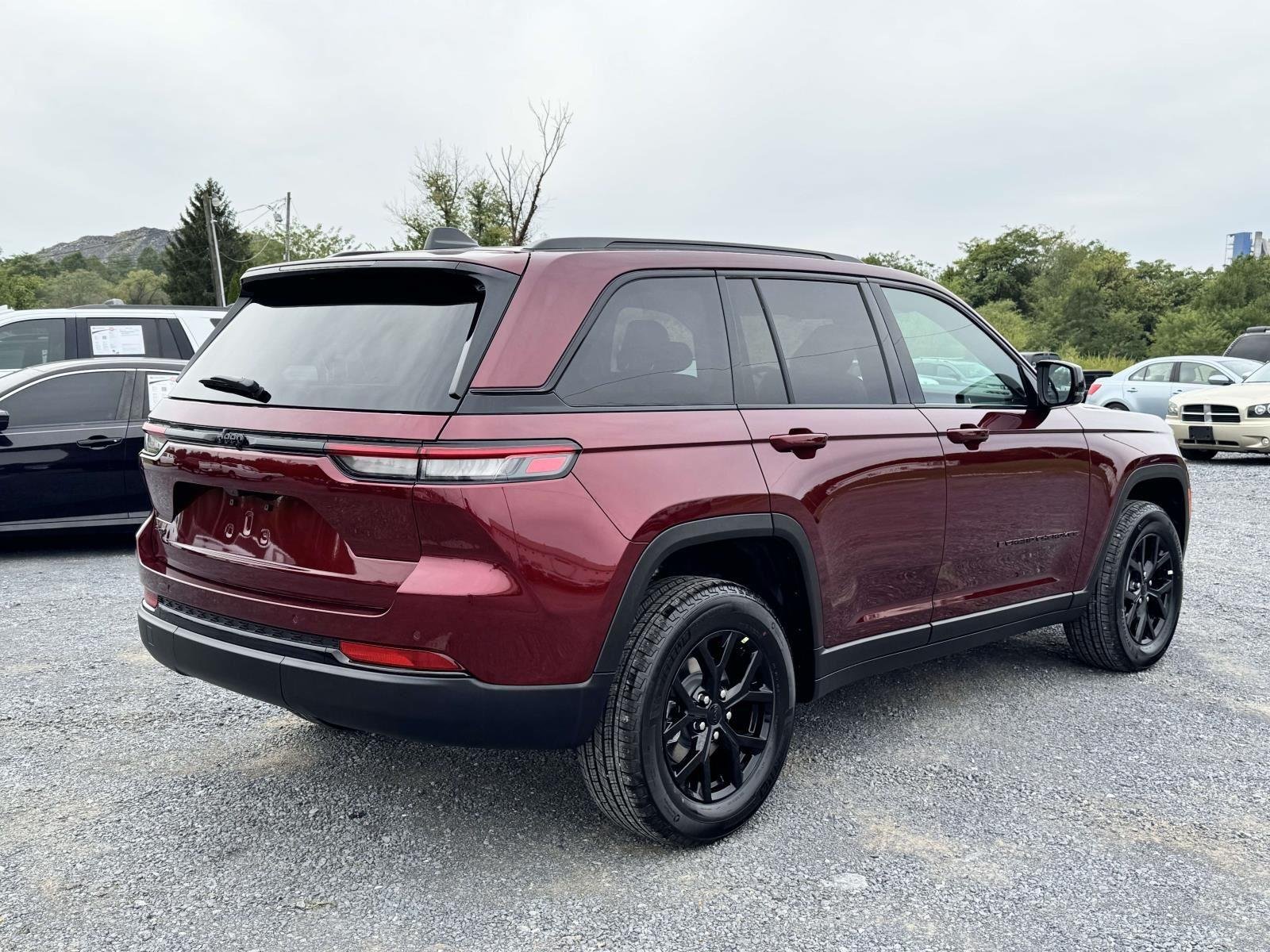 New 2025 Velvet Red Pearl-Coat Exterior Paint Jeep Altitude image 19