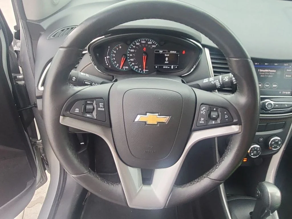 Used 2022 Silver Ice Metallic Chevrolet LT image 18