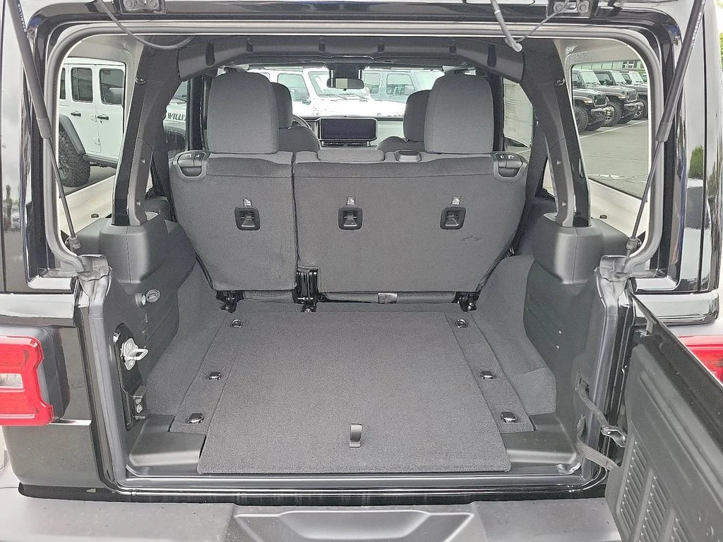 2025 Jeep Wrangler 4-Door Sahara - Photo 18