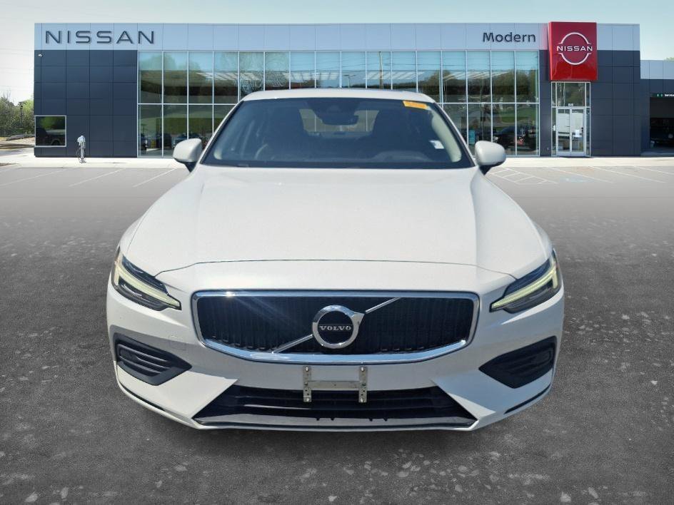 Used 2020 Crystal White Pearl Metallic Volvo Momentum image 2