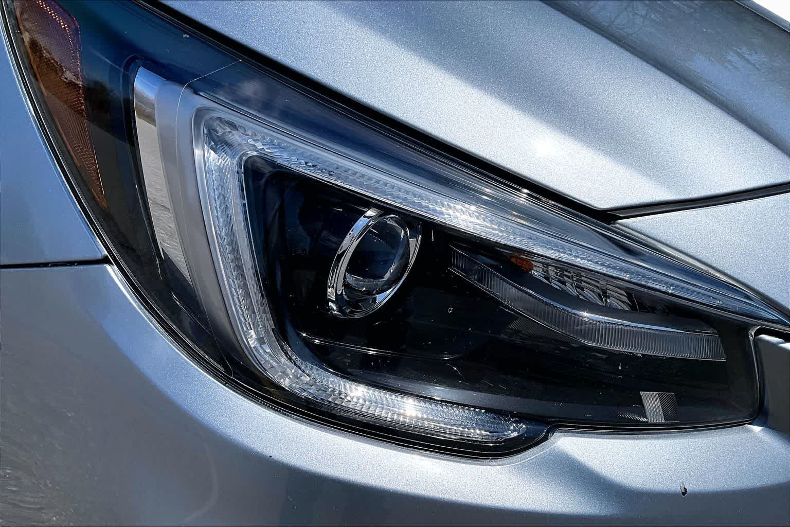 Used 2018 Ice Silver Metallic Subaru Limited image 27