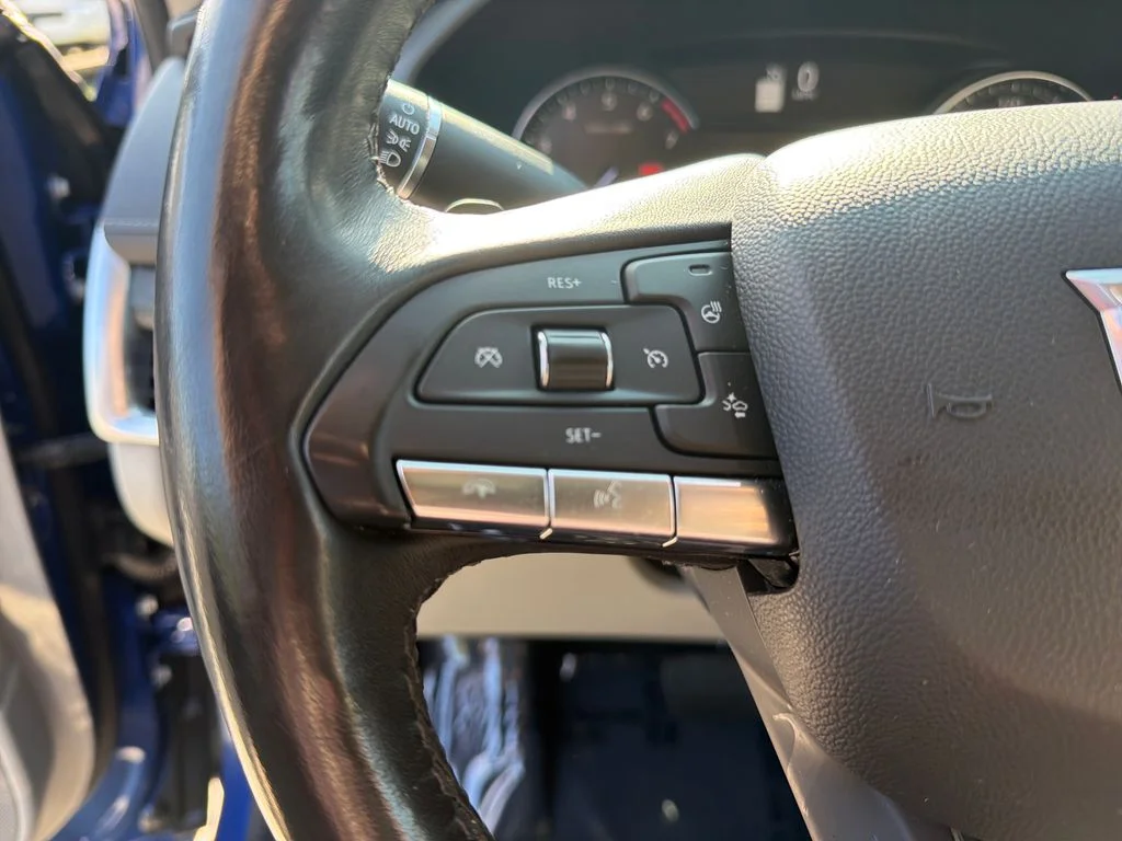 Used 2021  Cadillac Premium Luxury image 22