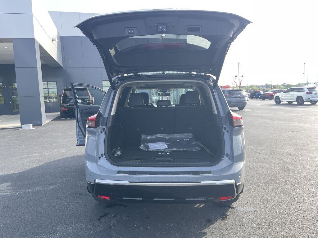 New 2026 Boulder Gray Pearl / Super Black Two-tone Nissan Platinum image 24
